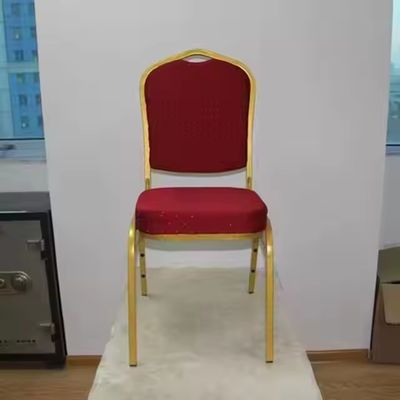 خرید صندلی‌های ضیافت هتل با کوسن پارچه‌ای قرمز و فلزی طلایی شیک برای مهمانی و عروسی تولید آنلاین